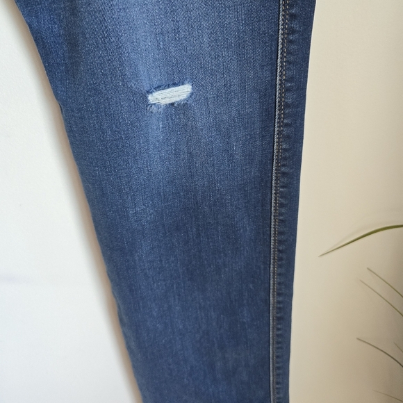 7 For All Mankind, New, Kimmie Straight Form Fitted Distressed Jeans, Size 32 - Picture 4 of 13